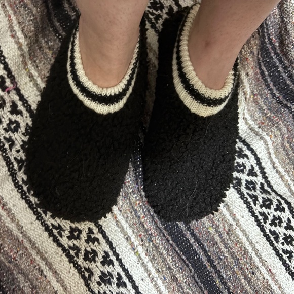 Women’s black Sherpa lined fuzzy slippers or house shoes - Picture 2 of 4